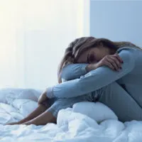 Depressive Frau wach in der Nacht