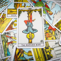 Die Tarotkarte des Gehängten auf einem Kartenstapel