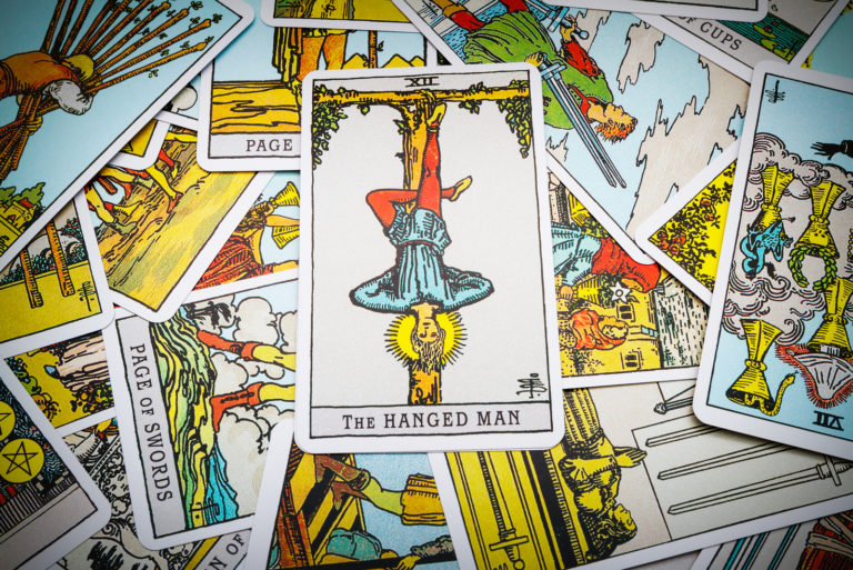 Die Tarotkarte des Gehängten auf einem Kartenstapel