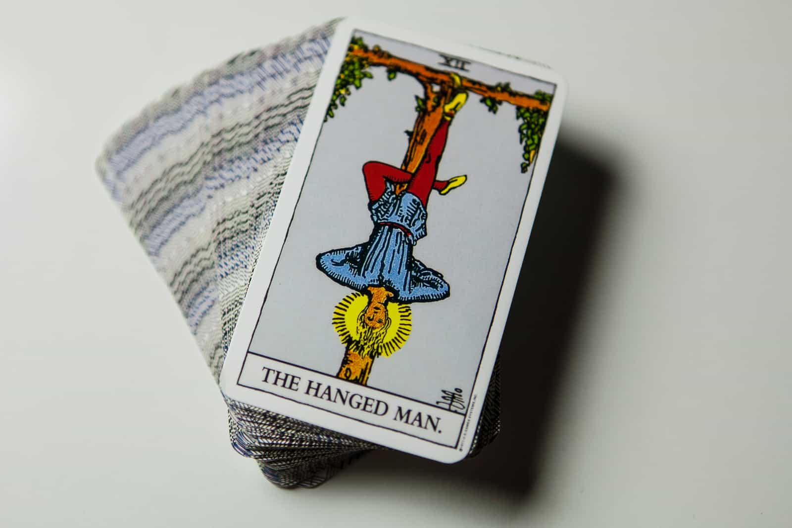 Die Tarotkarte des Gehängten auf einem Kartenspiel