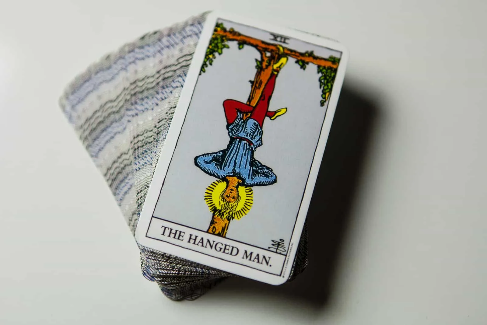 Die Tarotkarte des Gehängten auf einem Kartenspiel