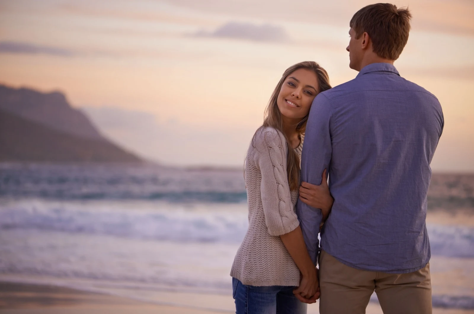 Frau und Mann am Strand