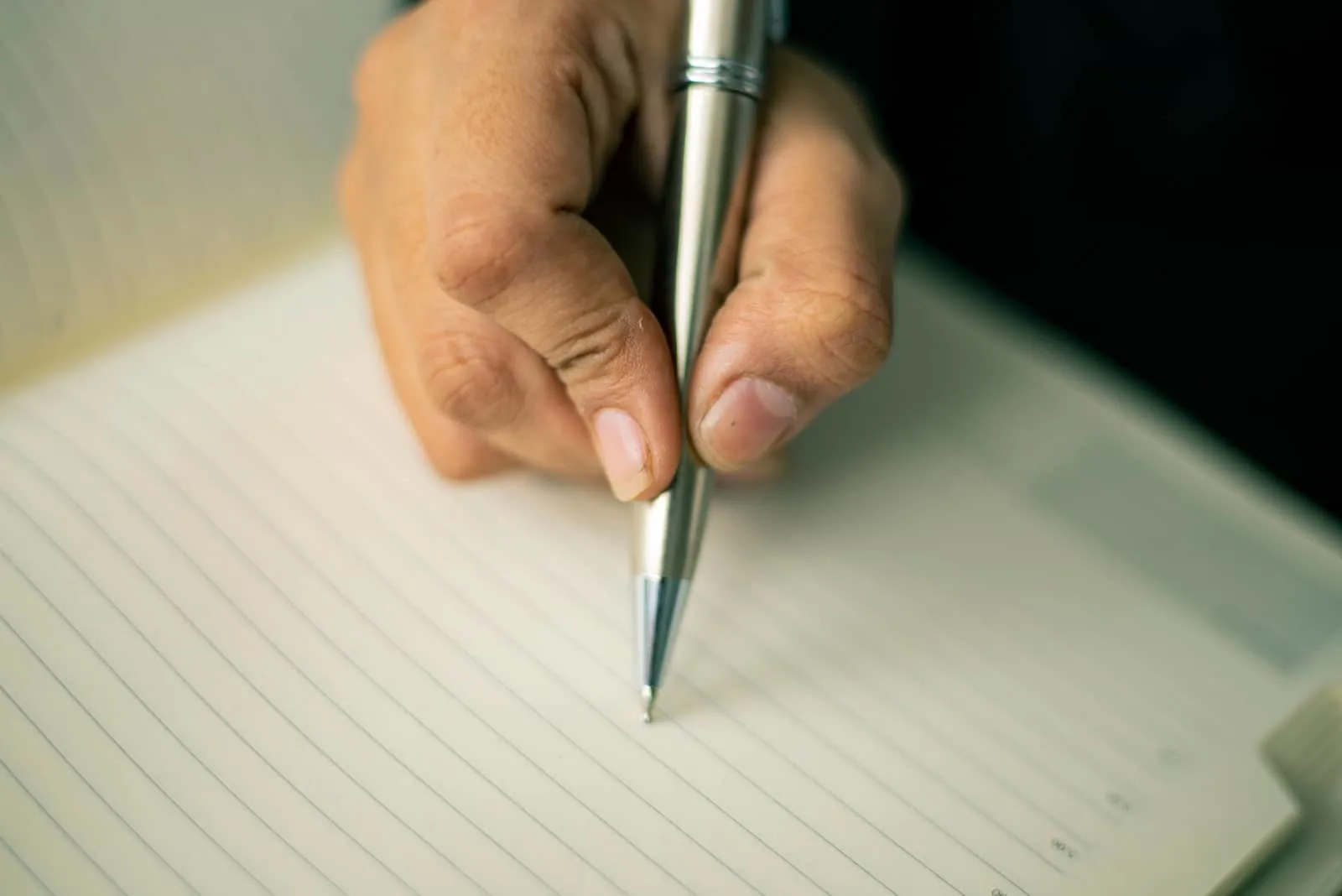 Mann Hand etwas auf Papier schreiben