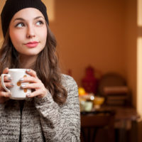 eine imaginäre Frau, die eine Tasse in der Hand hält