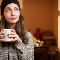 eine imaginäre Frau, die eine Tasse in der Hand hält