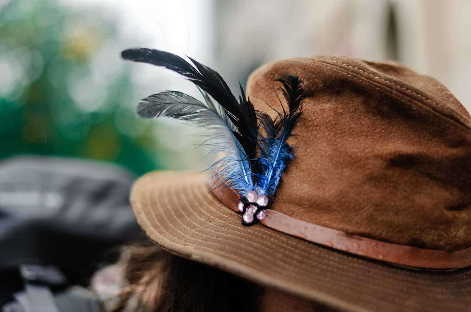 blaue Feder auf einem braunen Hut