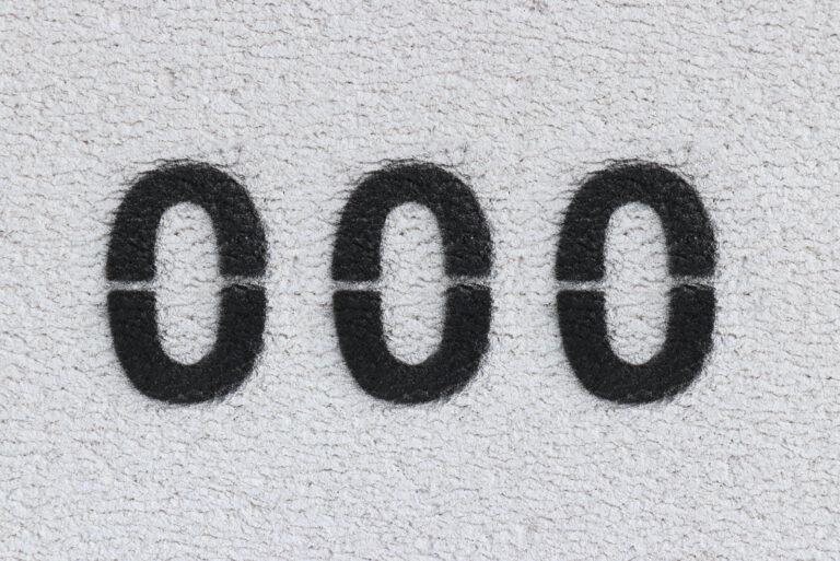 schwarze Zahl 000 auf der großen Mauer