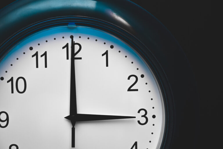 Die Zeit auf der Uhr ist drei Uhr