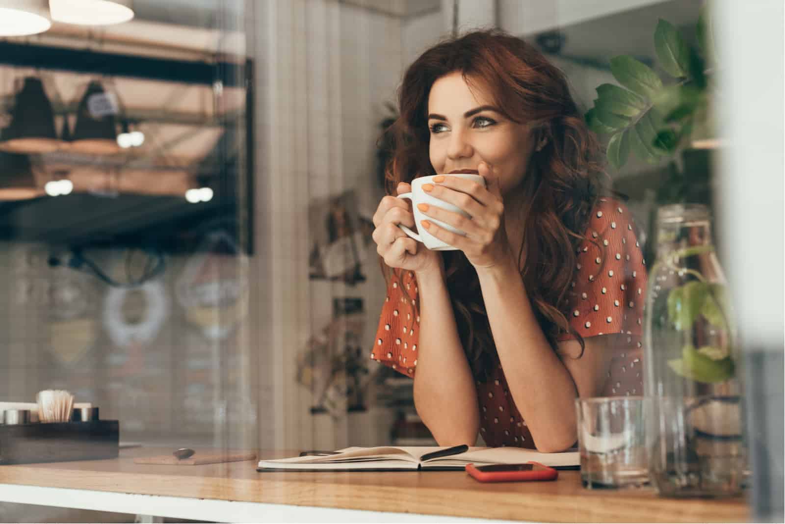 Frau trinkt Kaffee im Café