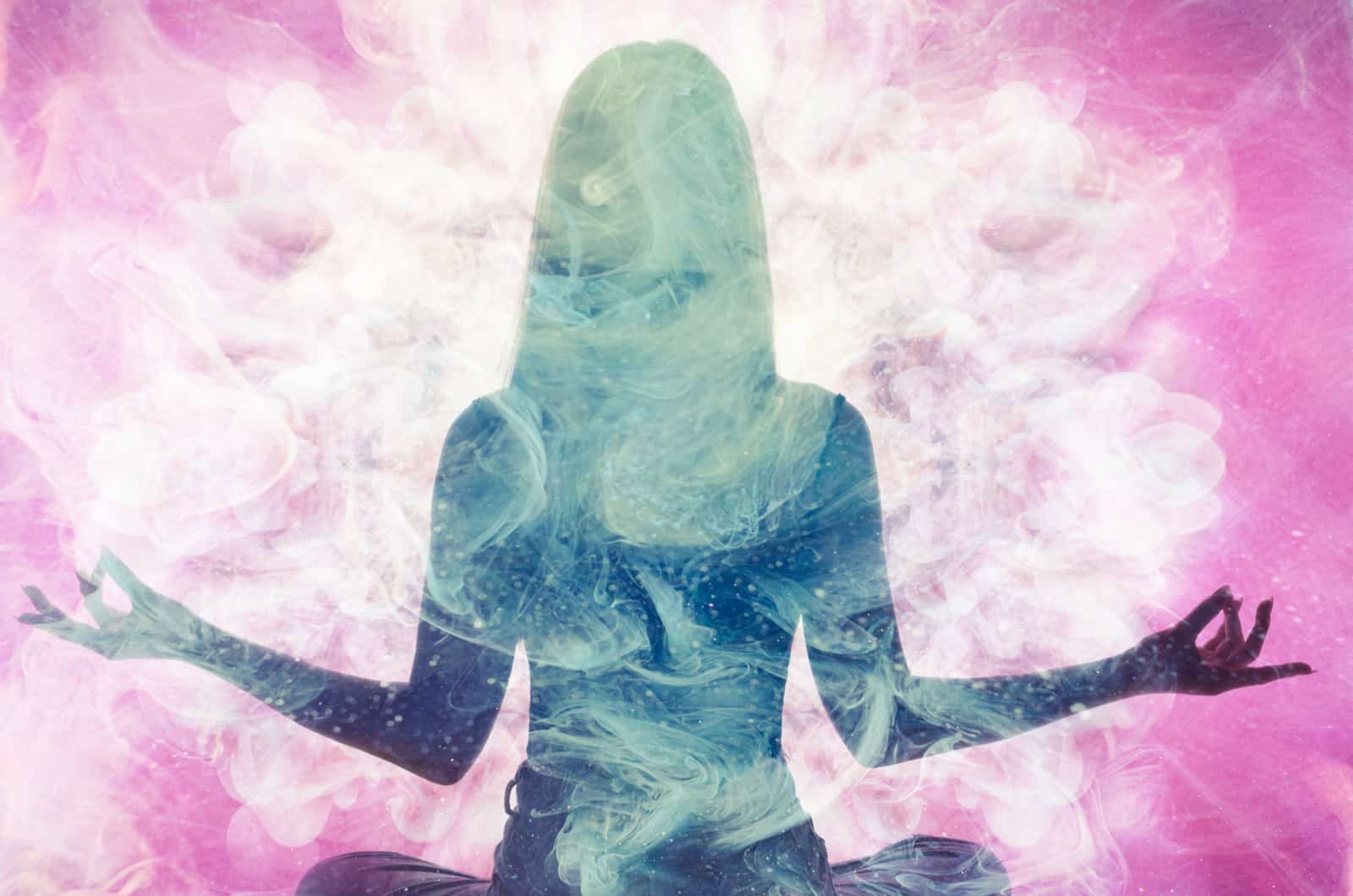 Meditierende Frauensilhouette in rosa ätherischer Rauchdoppelbelichtung