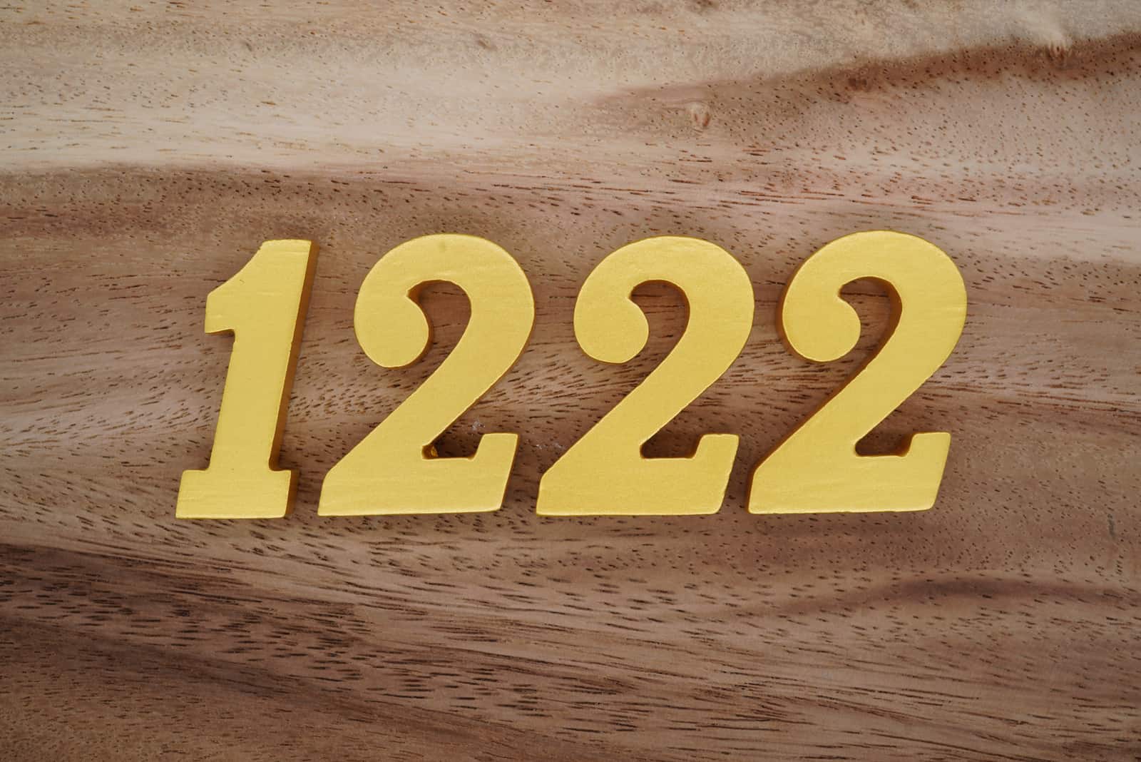 goldene Zahl auf Holztisch