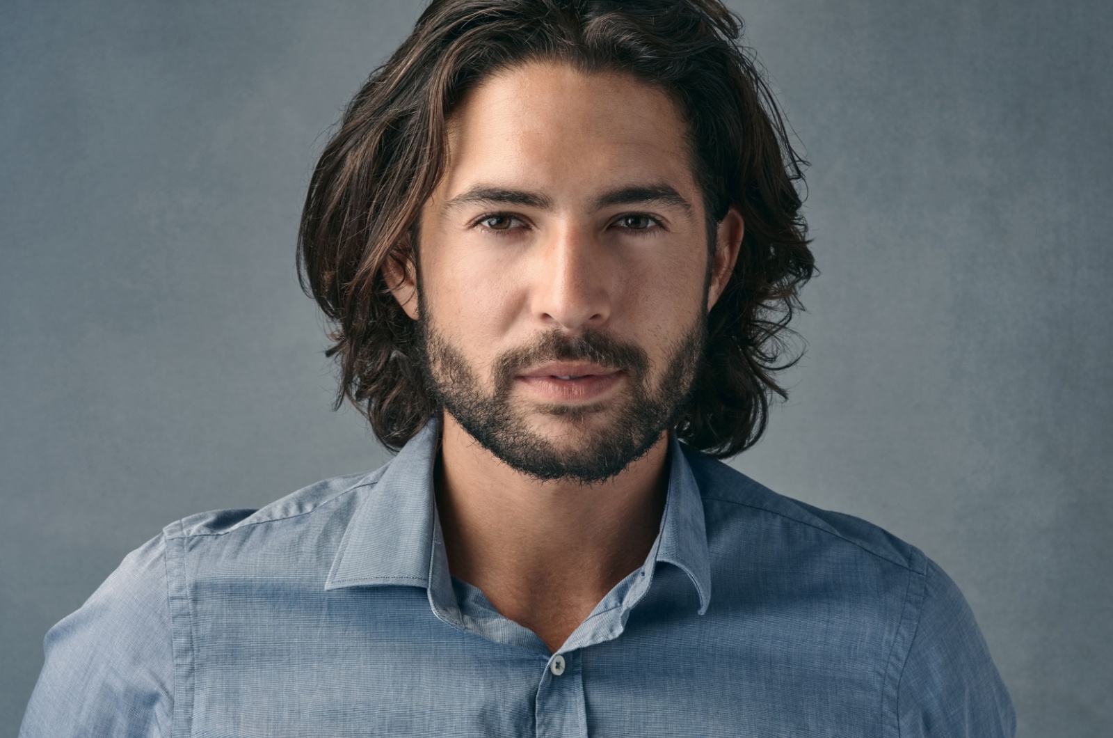 mann mit langen haaren