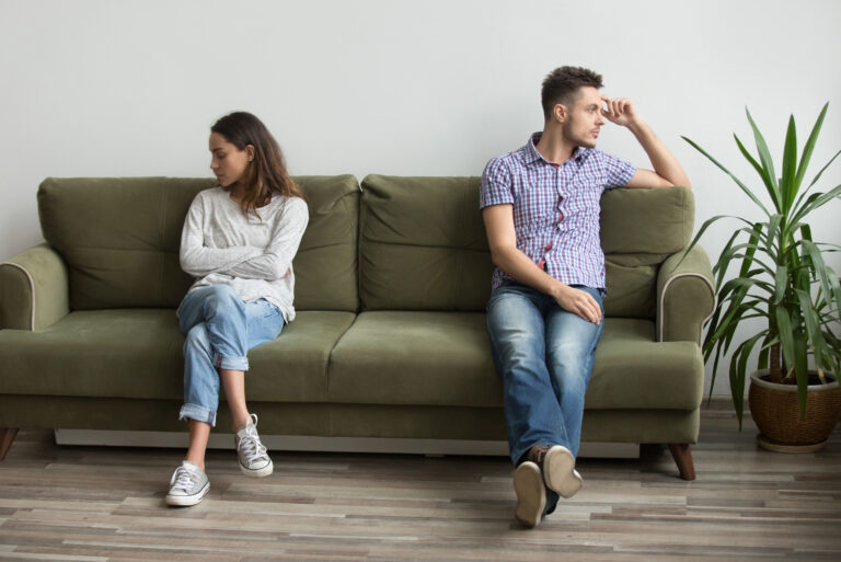 Paar sitzt auf der Couch und redet nicht