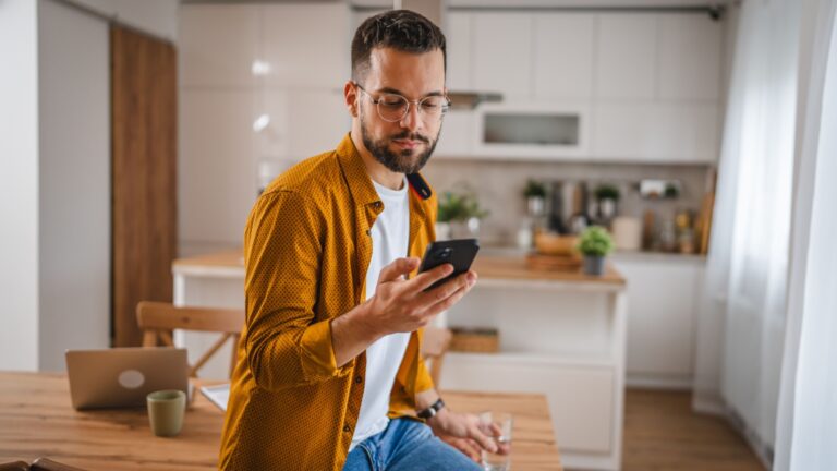 mann sieht sein handy an