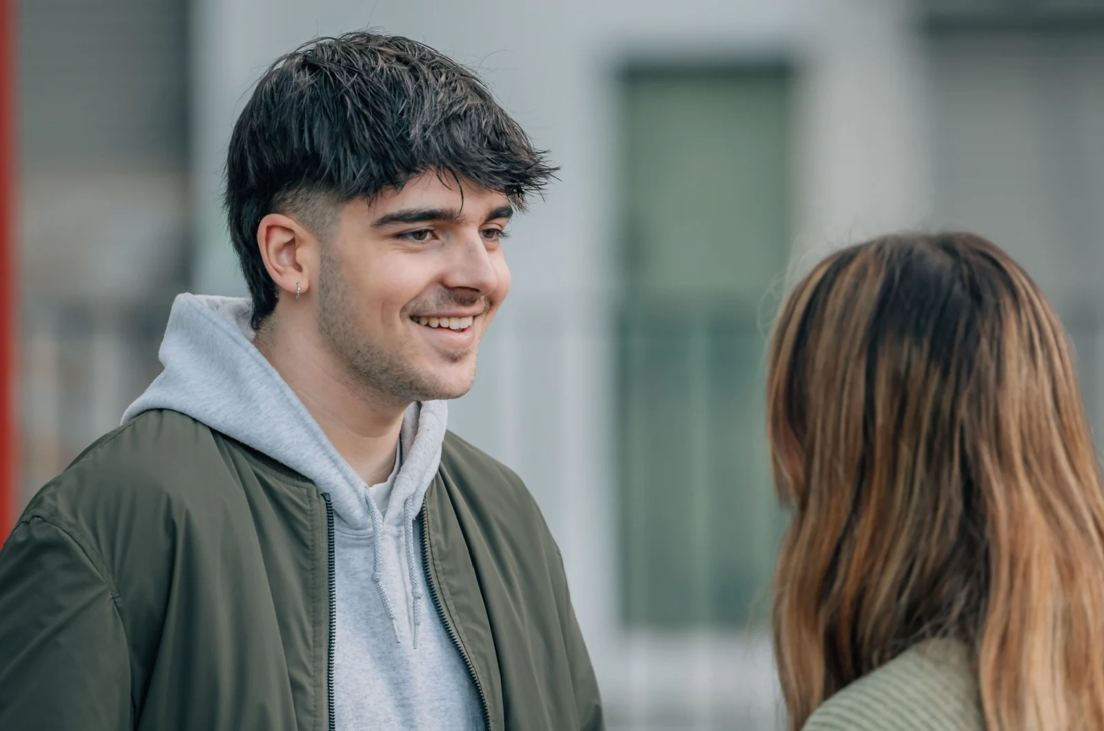 mann flirtet mit junger frau