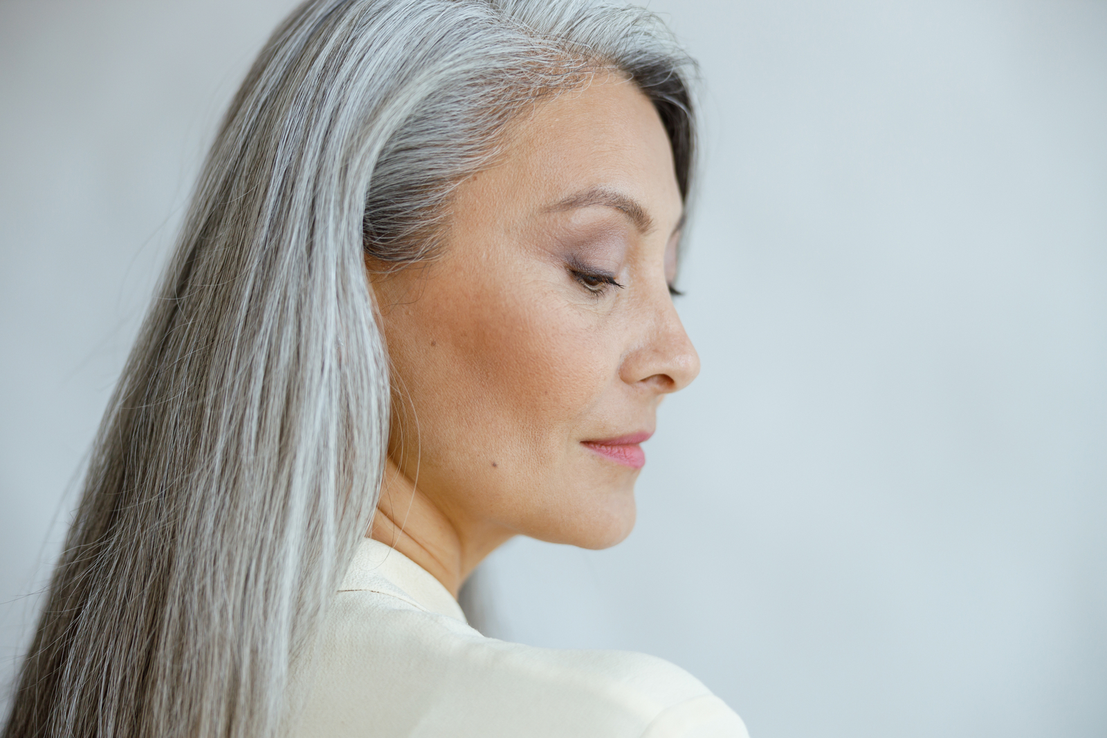 ältere Frau mit grauen Haaren