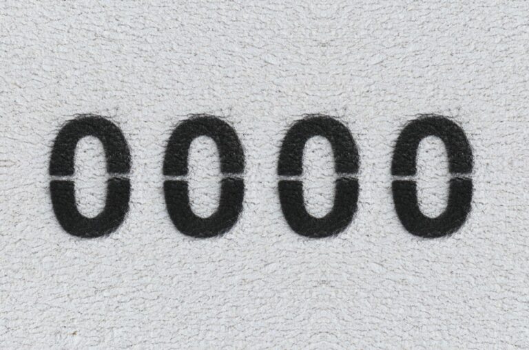 Schwarze Zahl 0000 an der weißen Wand