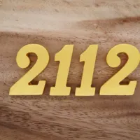 2112 auf Holzsockel