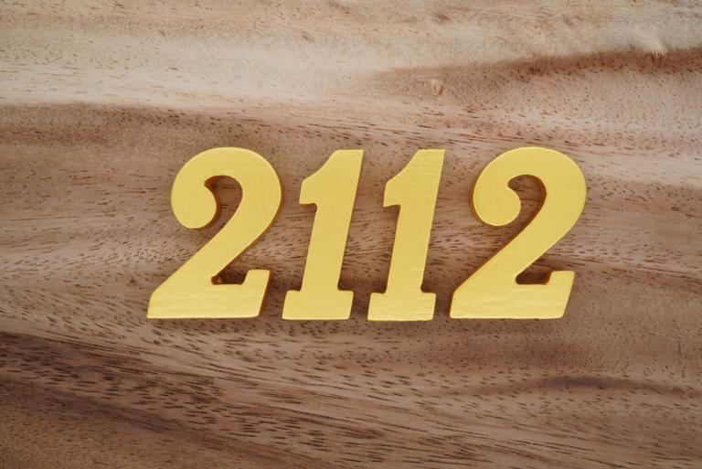 2112 auf Holzsockel