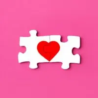 zwei Teile eines Herzpuzzles zusammengesetzt