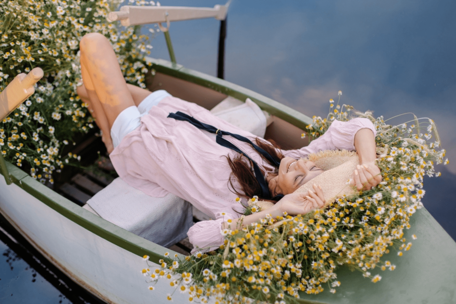 Eine schöne Frau ruht in einem Boot