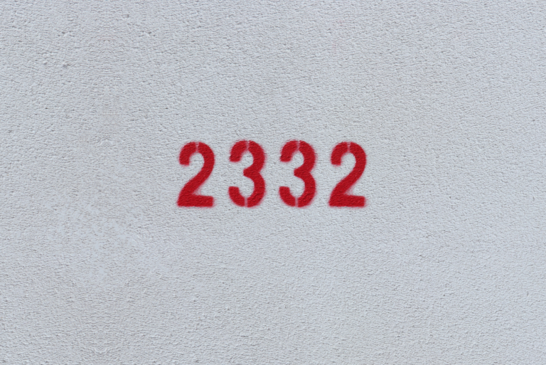 Nummer 2332 auf grauem Hintergrund