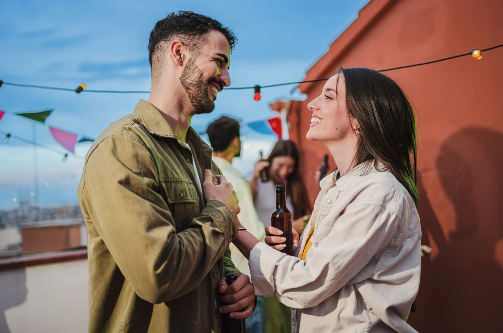 Mann und Frau lachen zusammen