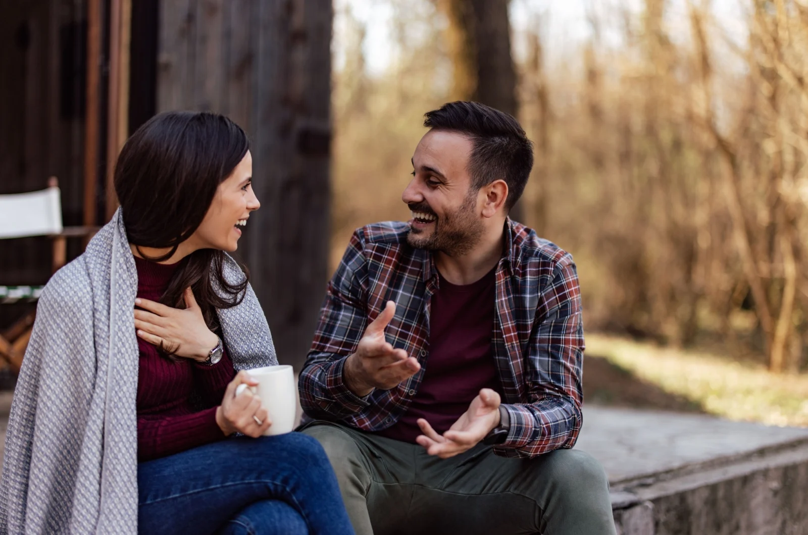 Mann und Frau reden miteinander