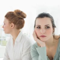 Frau schaut weg von ihrer narzisstischen Freundin
