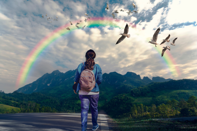 Eine Frau geht die Straße entlang und betrachtet den Regenbogen