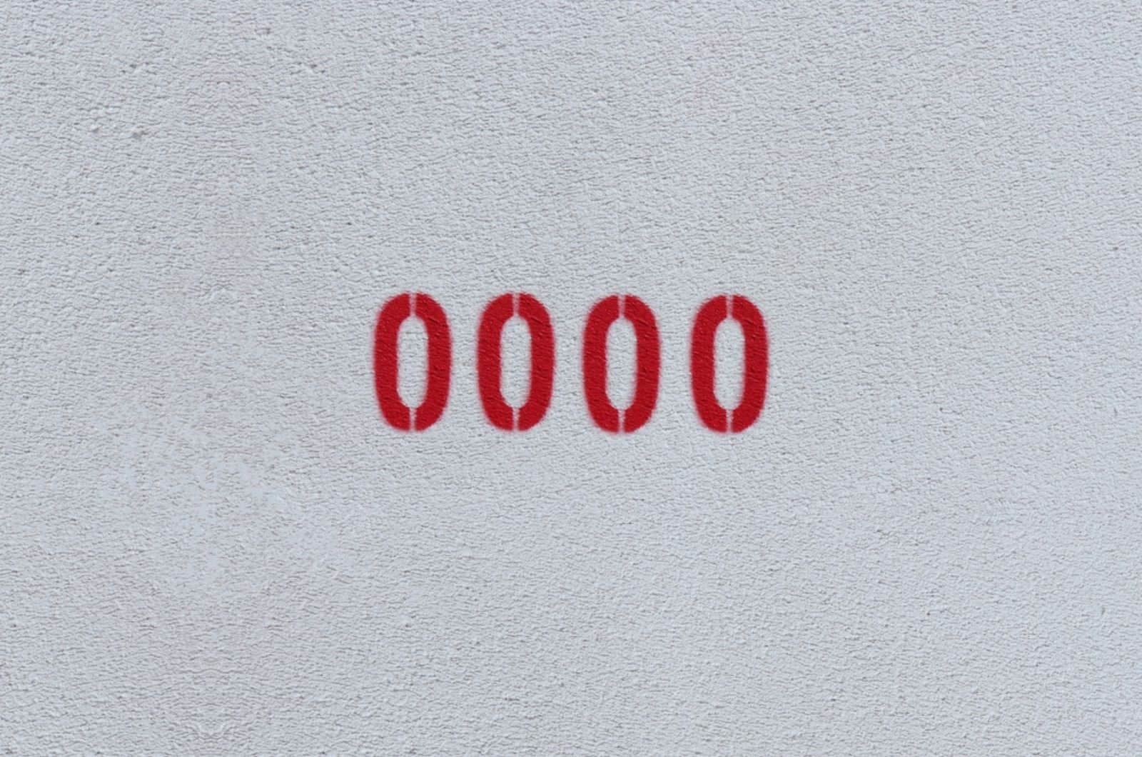 Rote Zahl 0000 an der weißen Wand