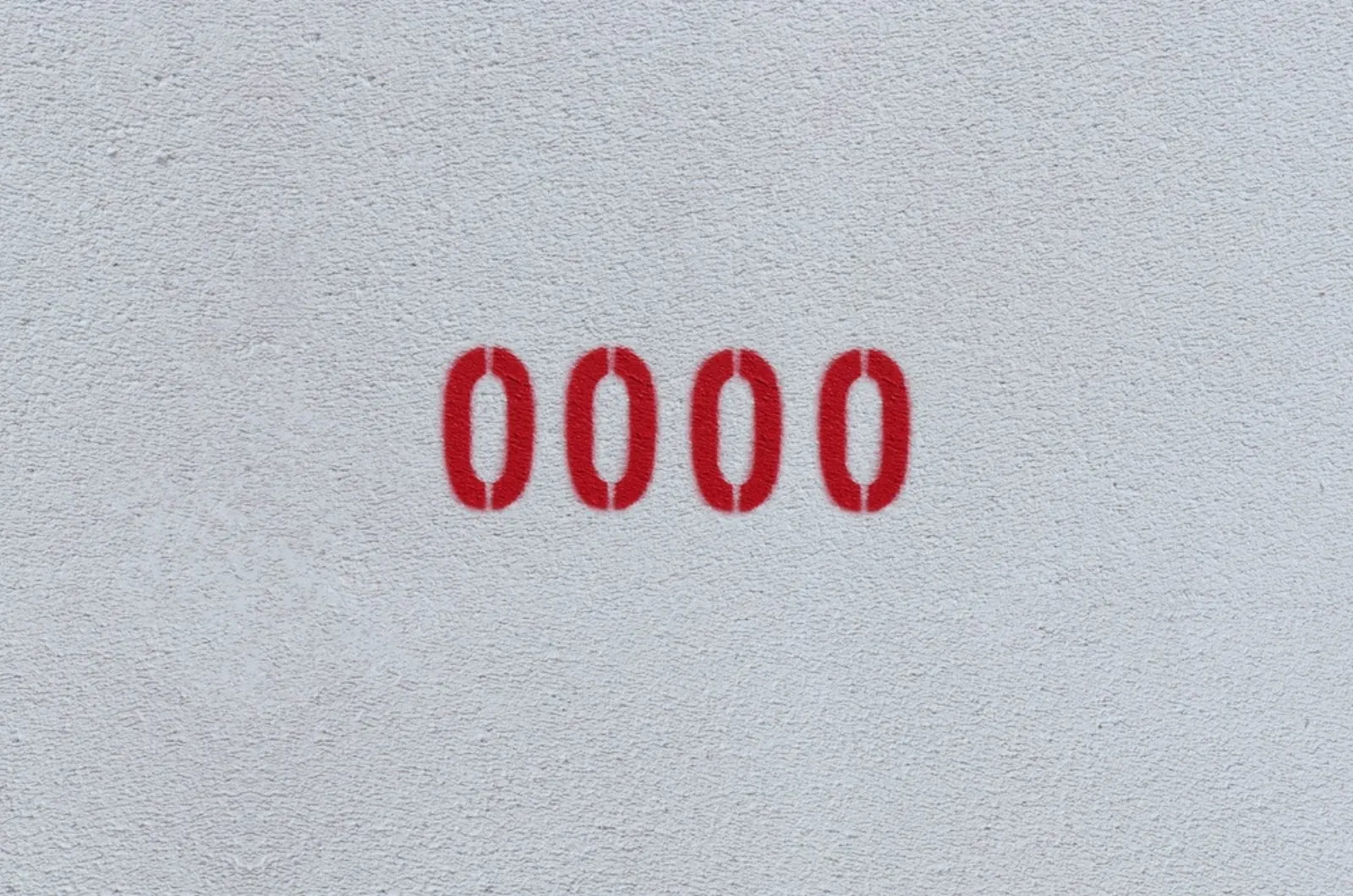 Rote Zahl 0000 an der weißen Wand