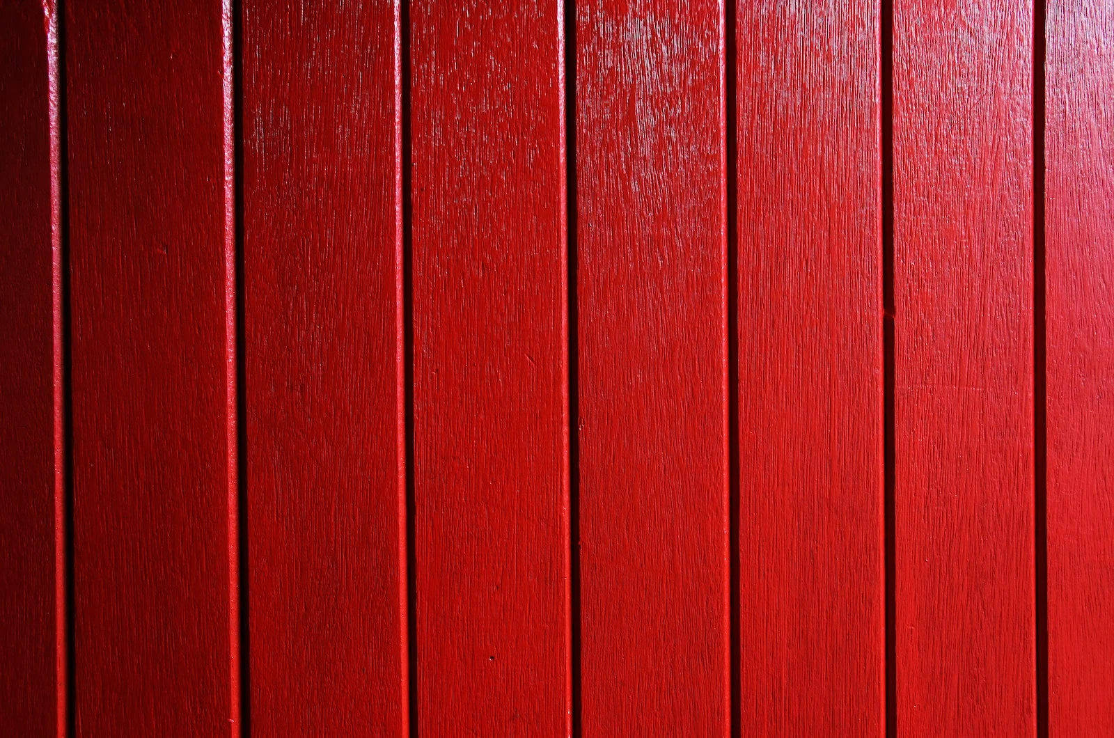 rot gefärbtes Holz