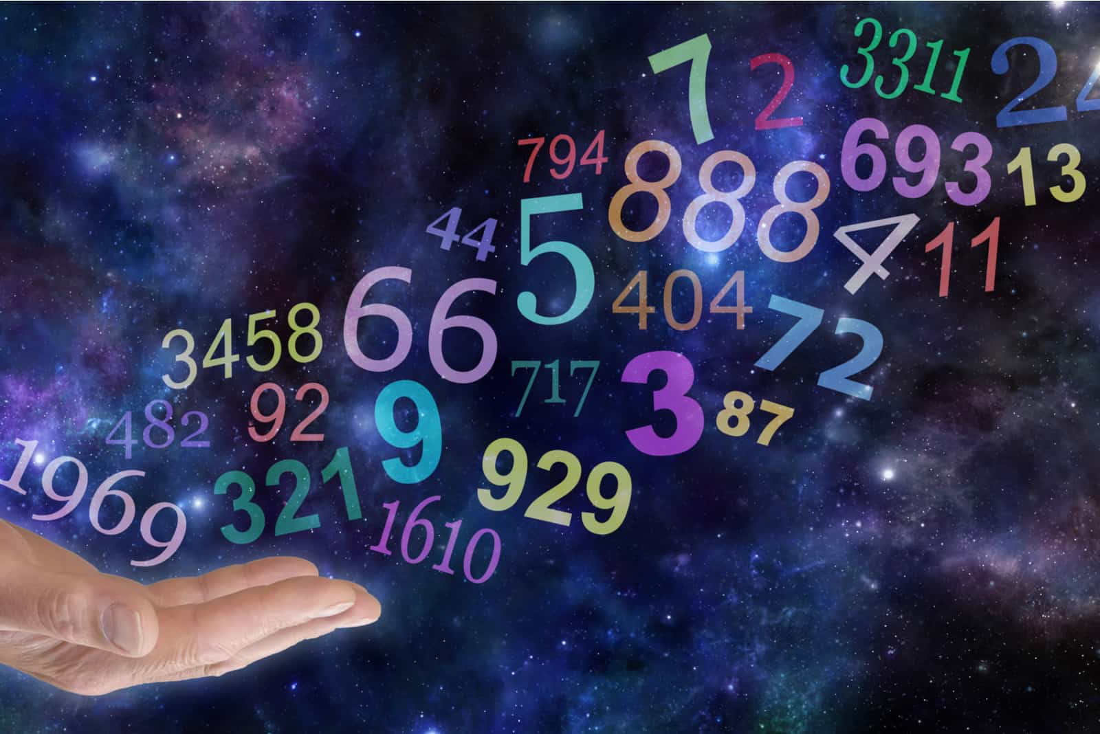 männliche Handfläche nach oben mit einer Gruppe zufälliger mehrfarbiger transparenter Zahlen, die nach oben schweben