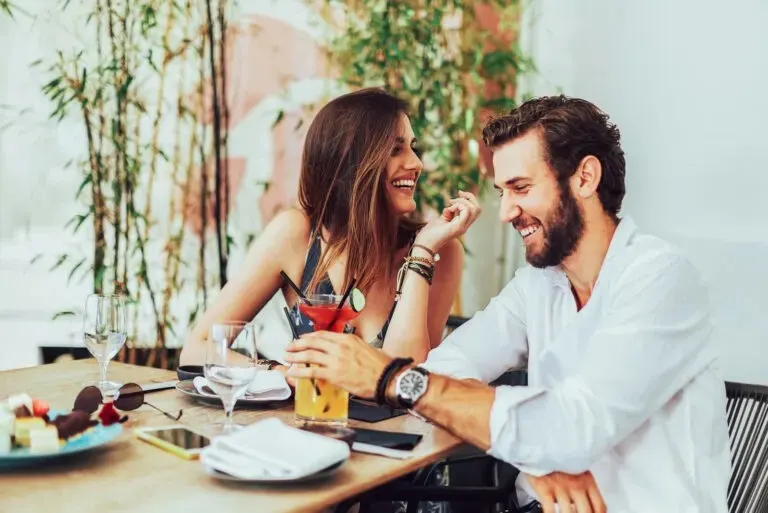 laechelndes Paar bei einem Date im Cafe