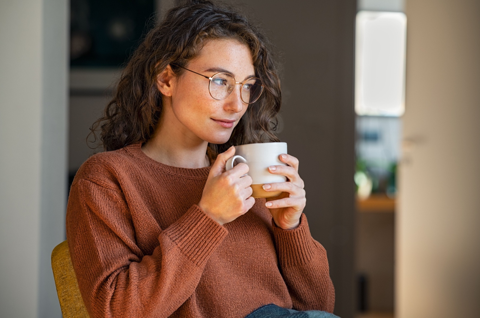 Frau haelt eine Tasse Tee