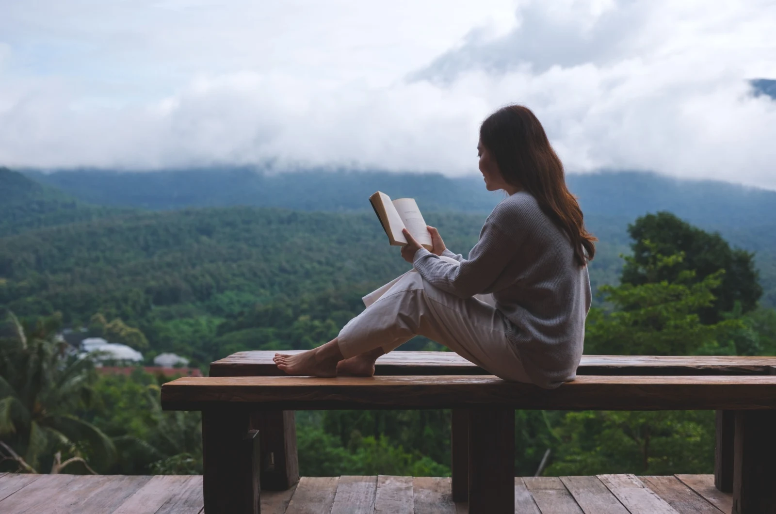 Frau liest ein Buch