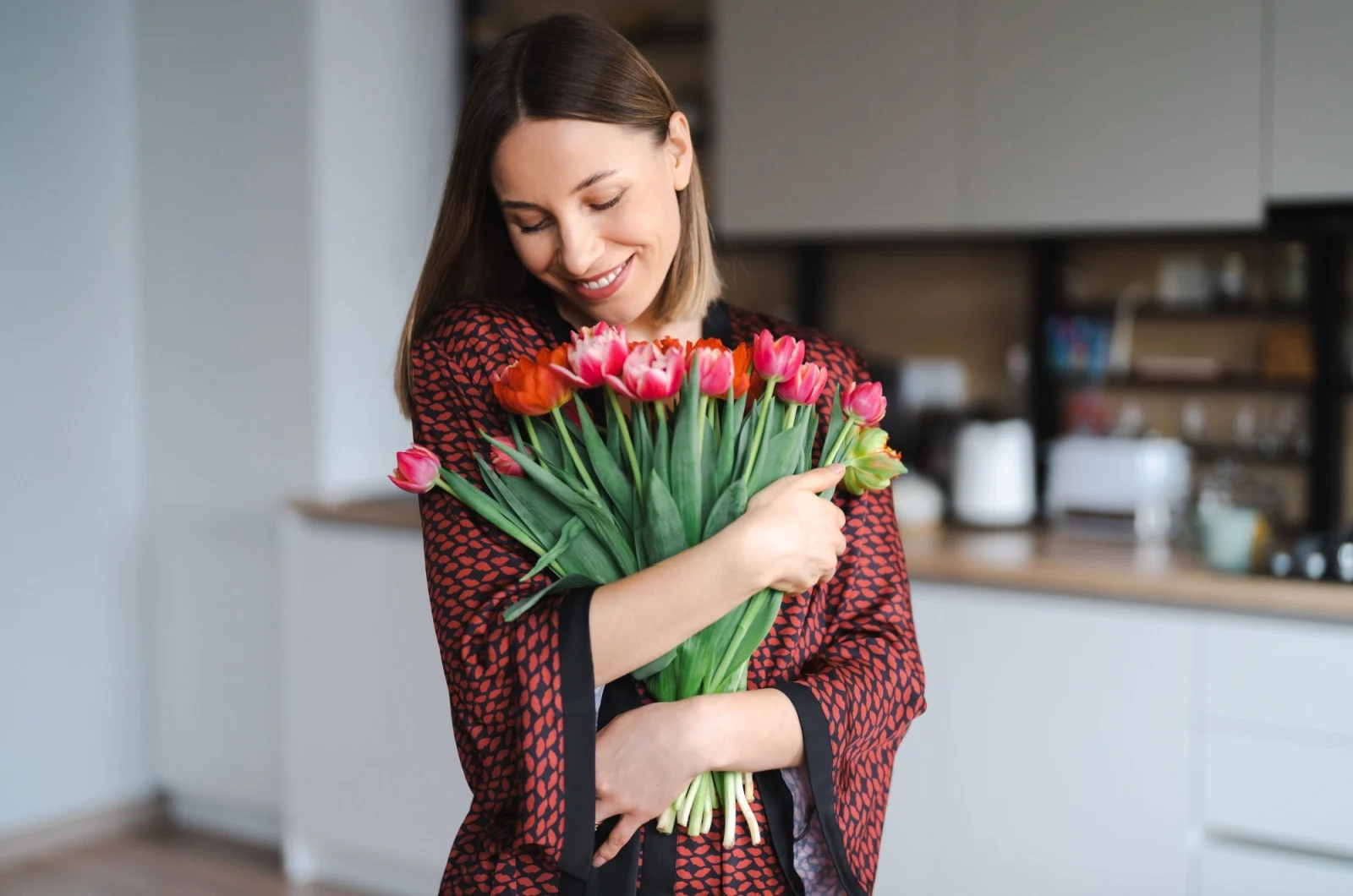 Frau haelt Blumen