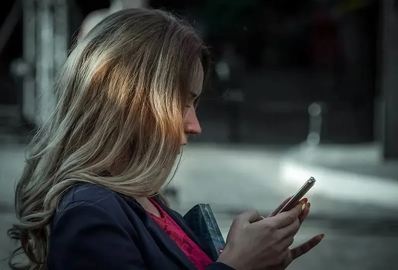 Frau schaut aufs Telefon