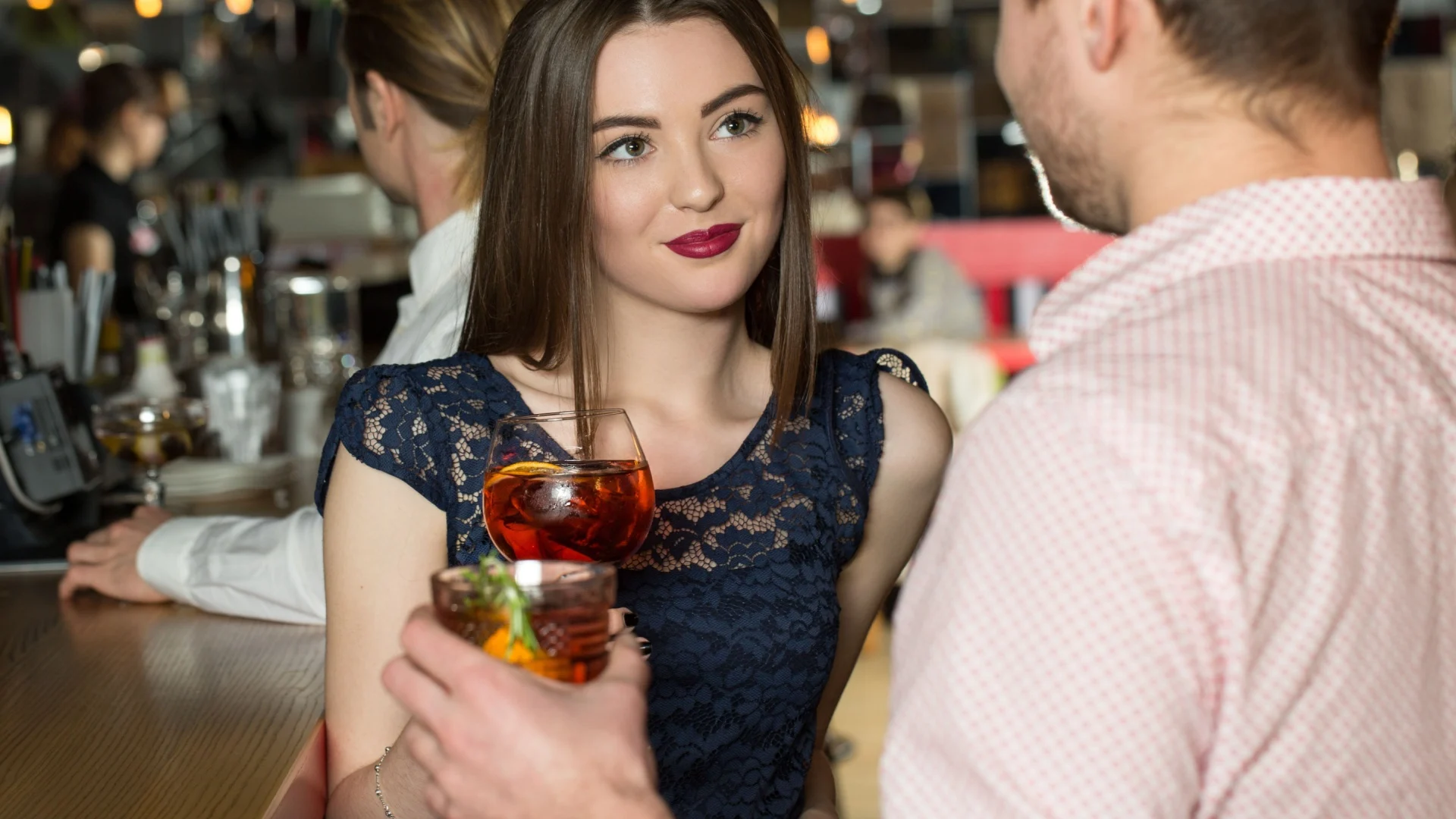 Mann und Frau an der Bar