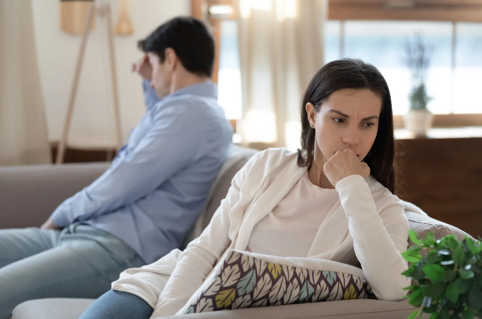 Mann und Frau sitzen auf der Couch