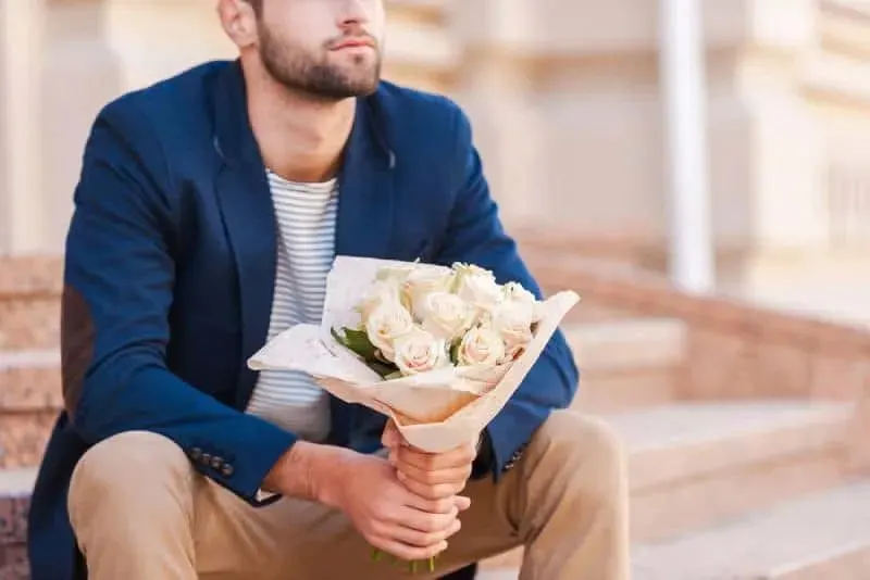 ein Mann mit Rosen