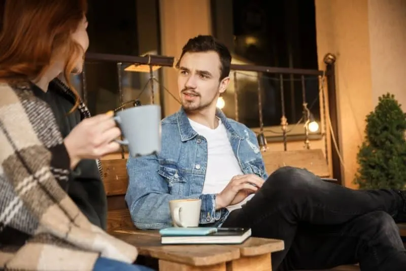 Mann und Frau unterhalten sich im Cafe