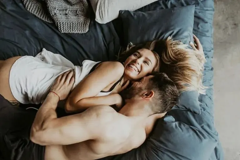glueckliches Paar auf dem Bett