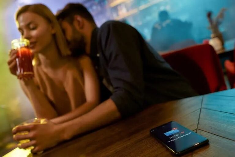 Mann betruegt Ehefrau mit Frau in Bar