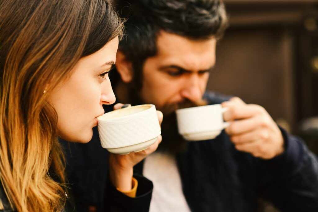 Ein Mann und eine Frau trinken Kaffee