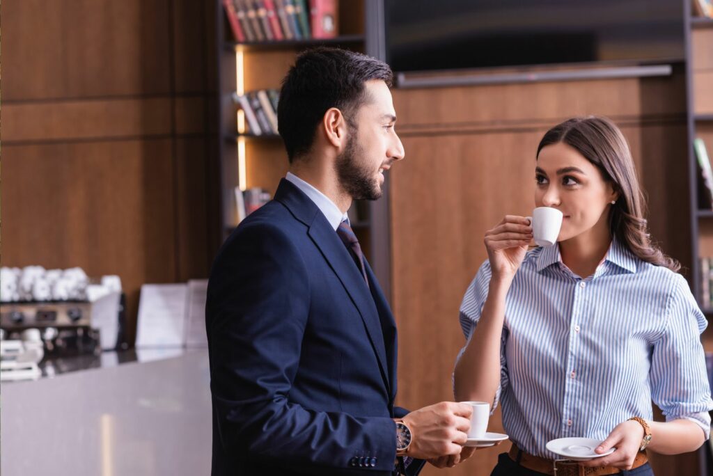 Ein Mann und eine Frau trinken Kaffee und unterhalten sich