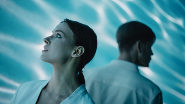 frau steht neben narzissten