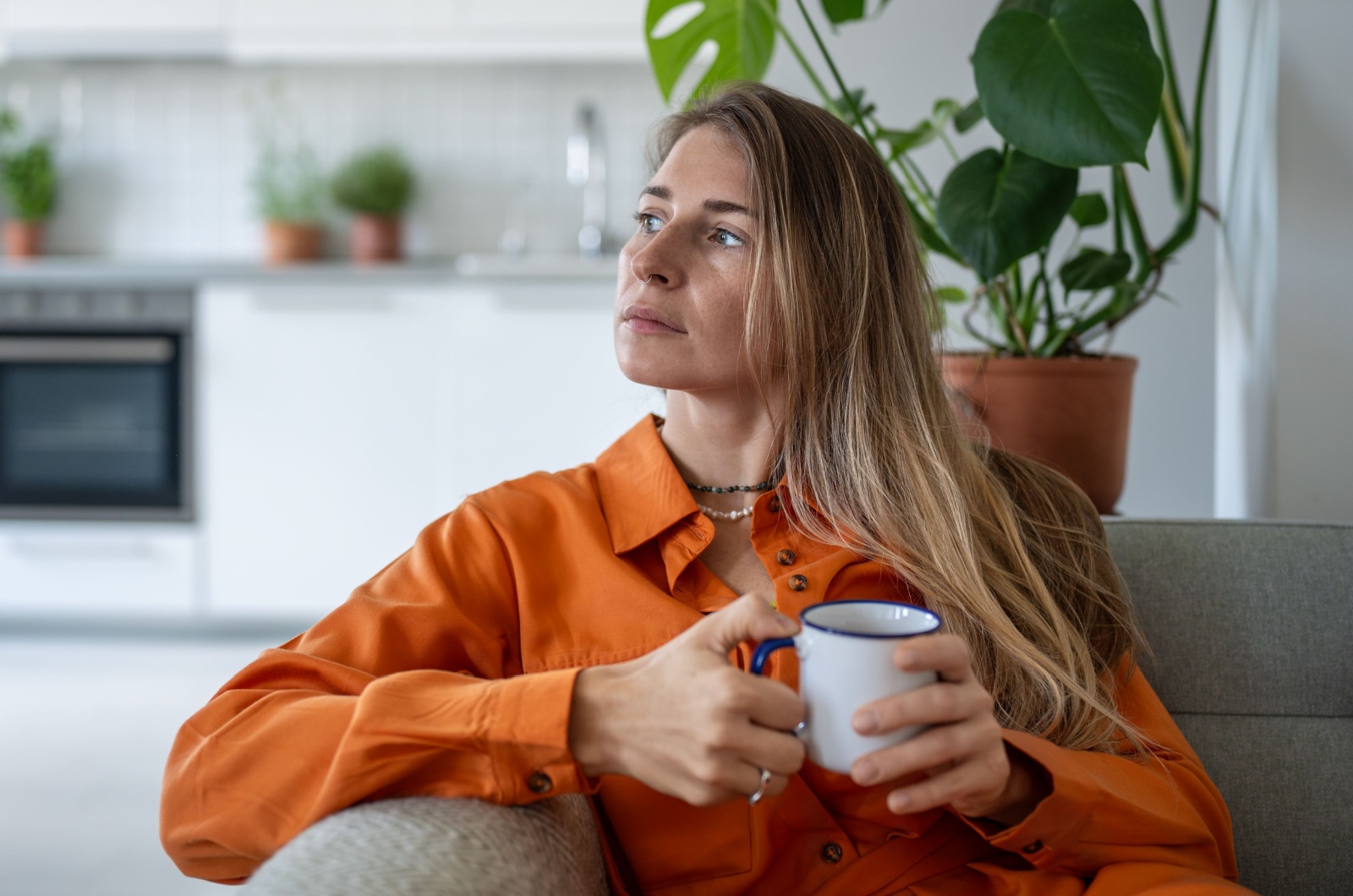 Frau haelt eine Tasse