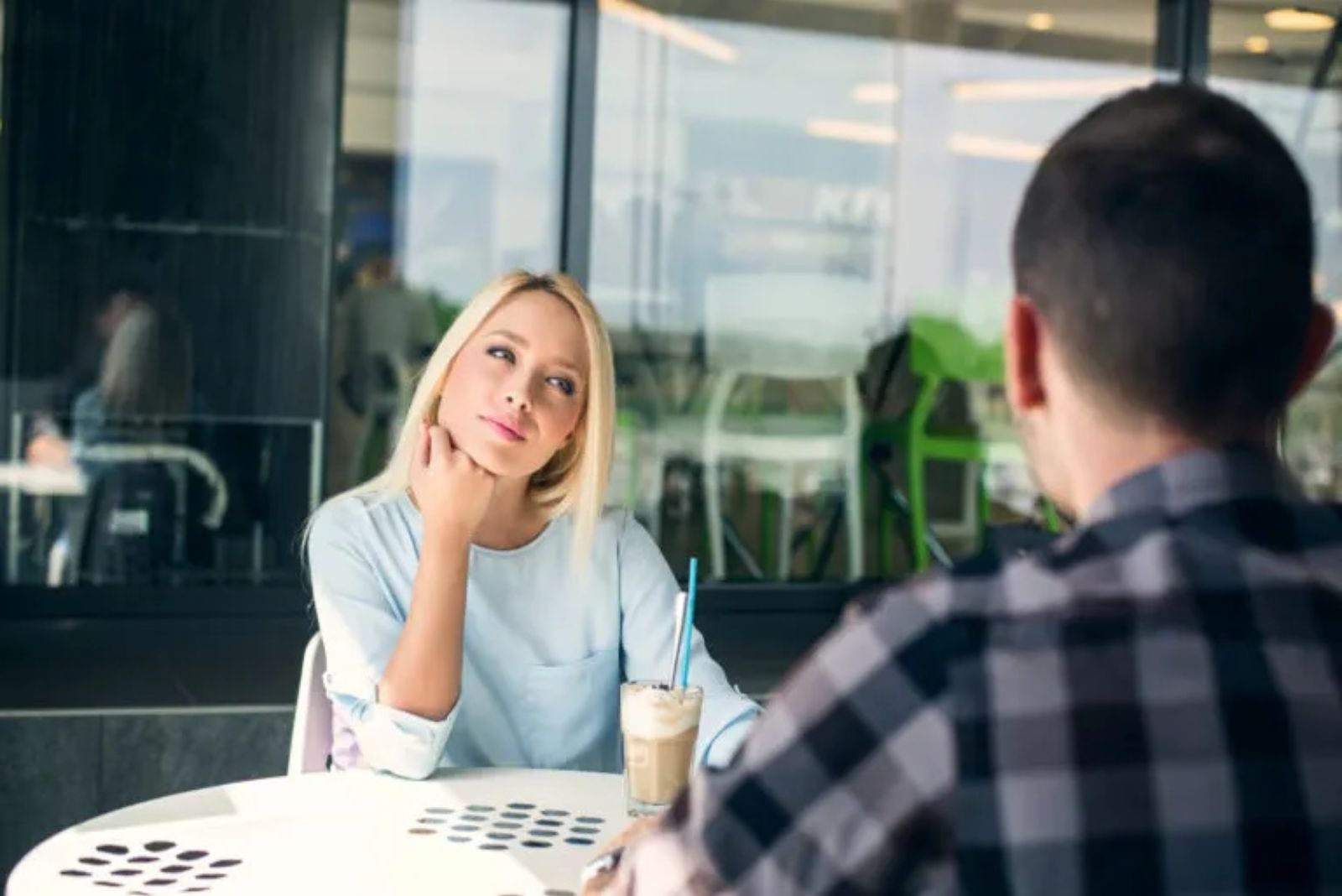 Frau hoert Mann bei Date zu